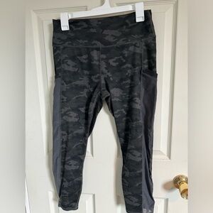 On-The-Go PowerHold High-Waisted Capri camo fabletics